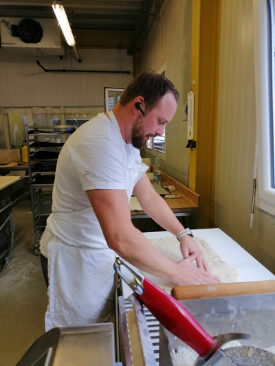 Julien Huber travaille la pâte pour les flûtes