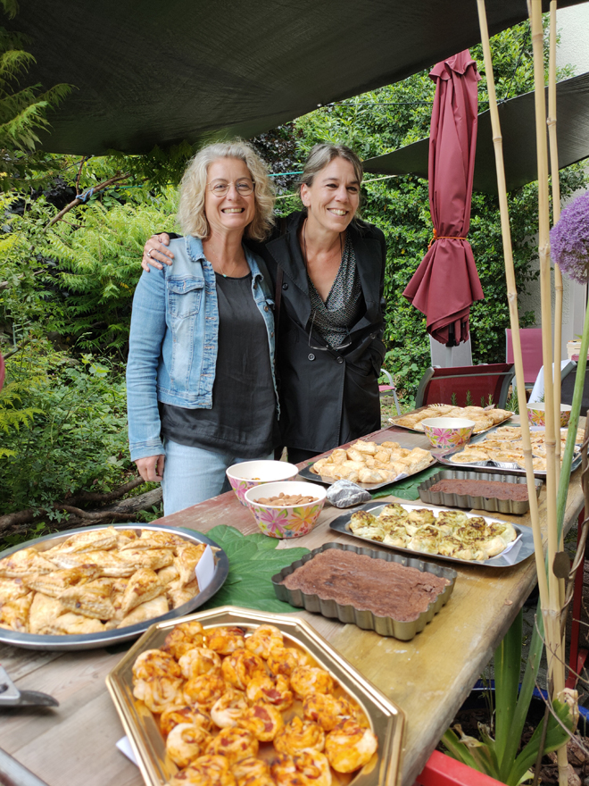 Sandrine Fournier et Ariane Monod devant les confections culinaires réalisées par les élèves