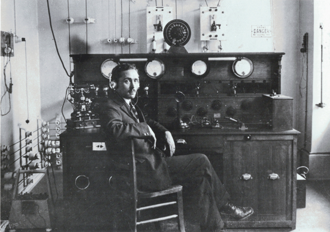Roland Pièce devant le premier émetteur du Champ-de-l’Air en 1922