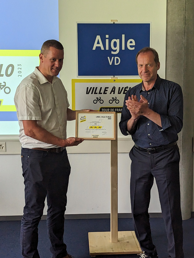 Grégory Devaud reçoit le label des mains de Christian Prudhomme, directeur du Tour de France