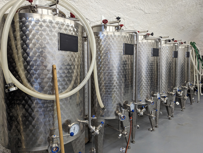 Actuellement, la brasserie produit environ 10'000 litres de bière par an