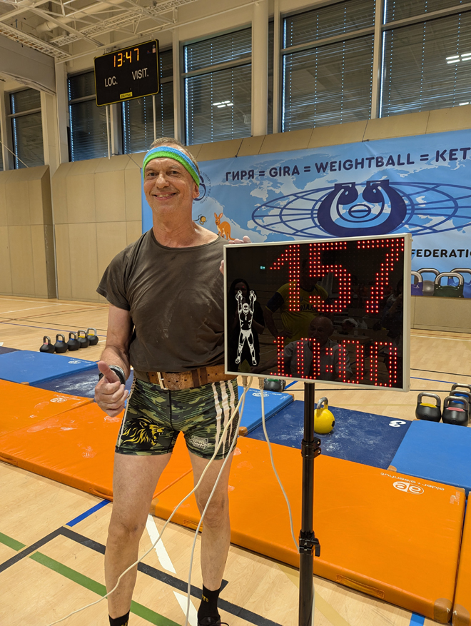 Vitalii Luhovoy, co-organisateur de ce championnat du monde, après une séance de 10 minutes avec un kattlebell de 16 kg