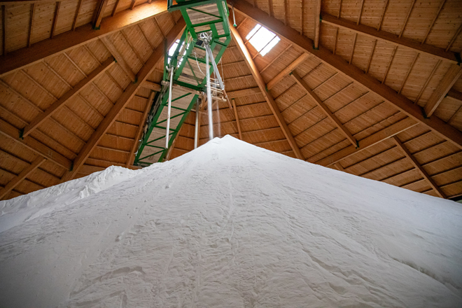 Selon les hivers, entre 100’000 et 350’000 tonnes de sel à dégeler sont produites chaque année par les trois sites des Salines Suisses