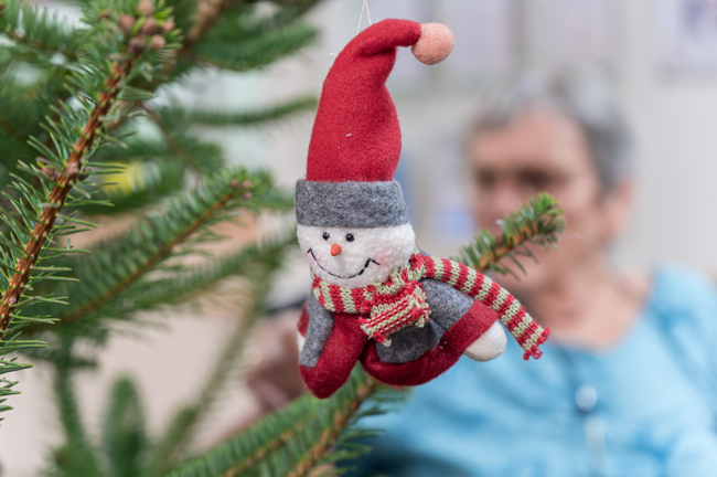 Une bonne ambiance pour la décoration du sapin de Noël