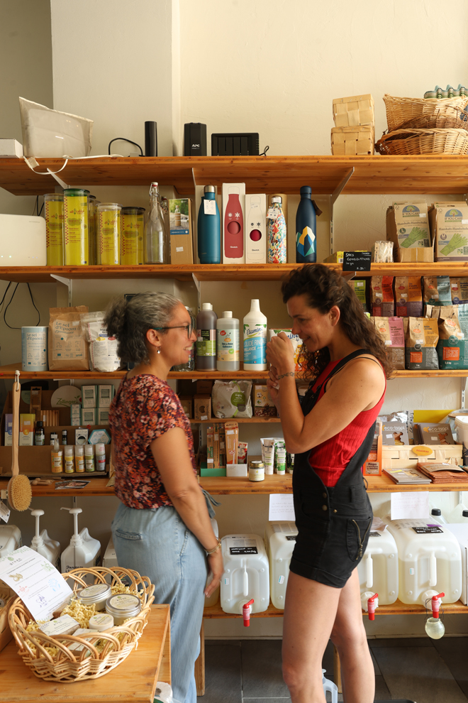 Découvertes de nouveaux produits par les bénévoles du Radis dans leur boutique de Bex