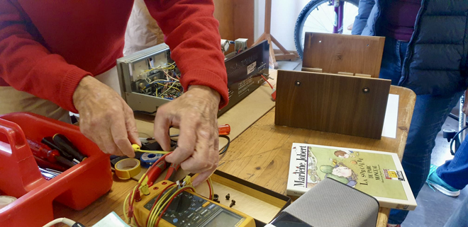 Donner une seconde chance aux objets du quotidien, le défi des Repair Cafés et de leurs bénévoles