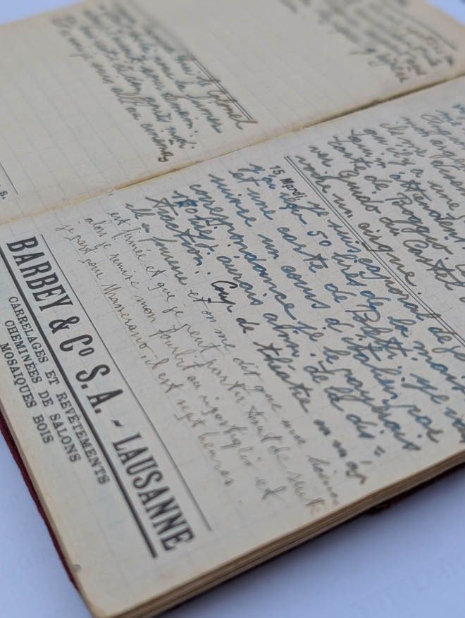 Il ne s’agit pas d’un journal intime. Certains mots sont barrés, réécrits. Il voulait être compris et donc lu