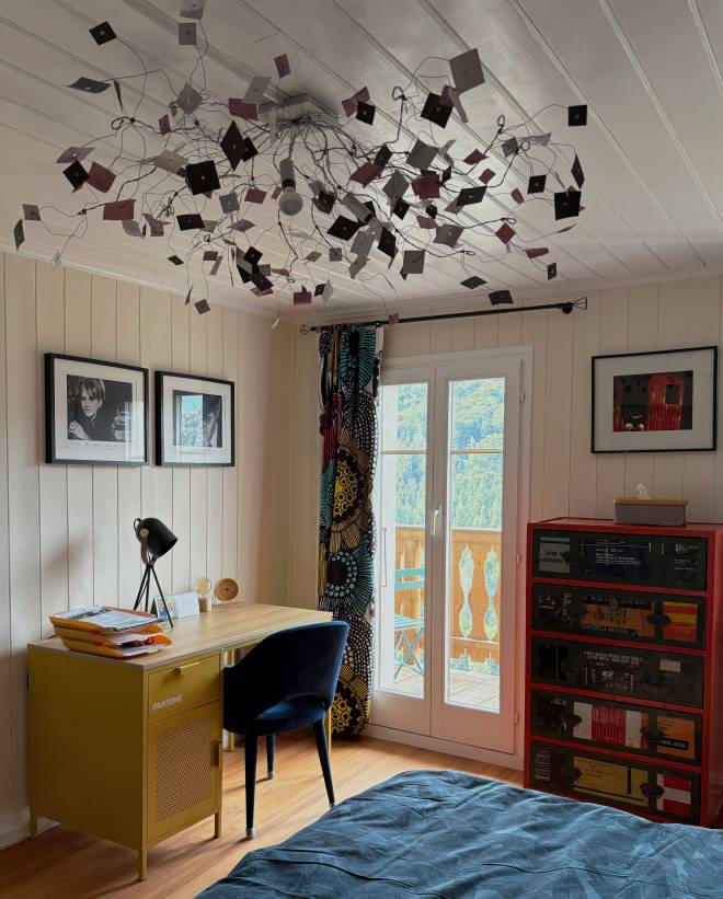 La décoration met à l’honneur le travail d’artistes amis de Natacha de Santignac ainsi que quelques-unes de ses œuvres